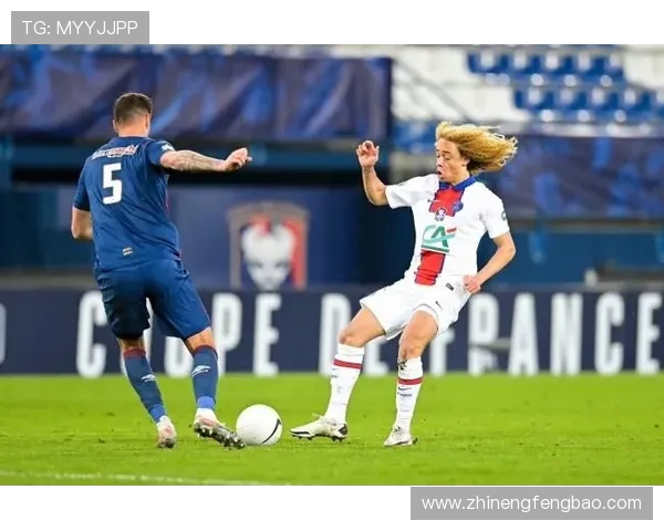 哈维西蒙斯的崛起之路：从青训天才到足球场上的耀眼明星